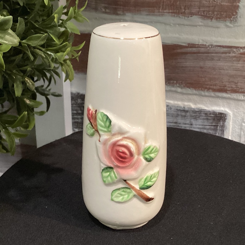Vintage - Made In Japan - Ceramic w/ Rose Floral design w/ Prayer Pepper Shaker